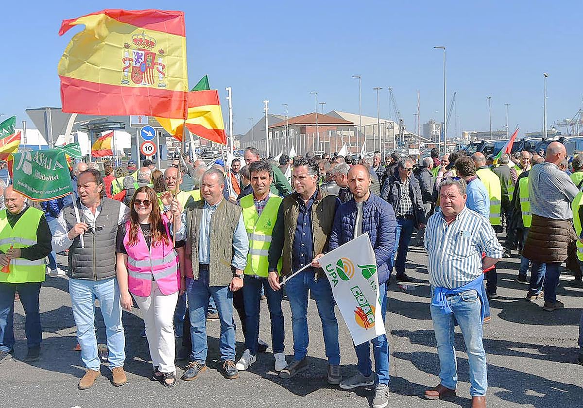 Dirigentes agrarios y otros agricultores, en la protesta de este lunes en Santander.