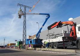 Los operarios retiran el primer poste de media tensión y cortan la línea en la avenida de El Norte de Castilla.