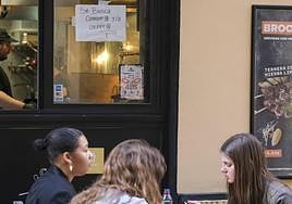 Un cartel de se busca trabajador, en la puerta de un establecimiento hostelero, en una imagen de archivo.