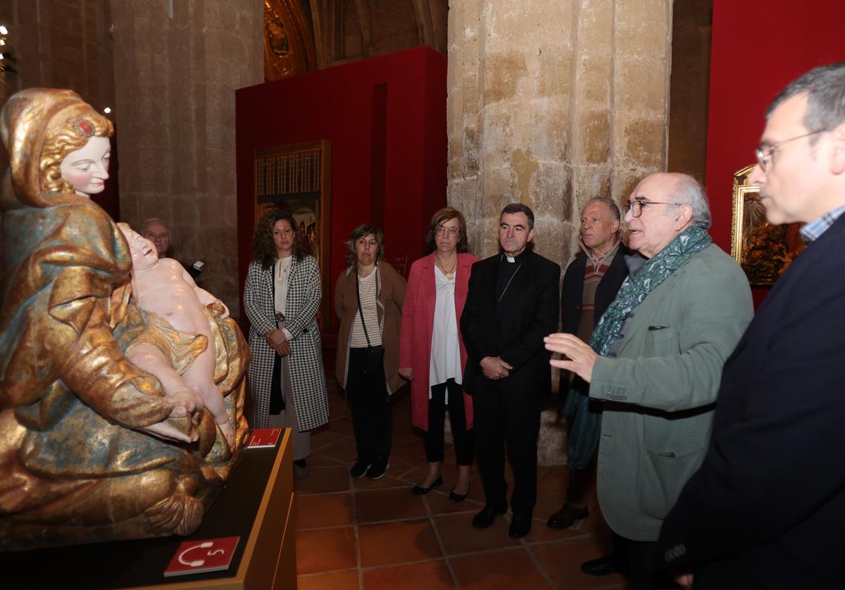 El obispo de Palencia, ante la escultura 'Virgen con el Niño' de Juan de Juni en Becerril.