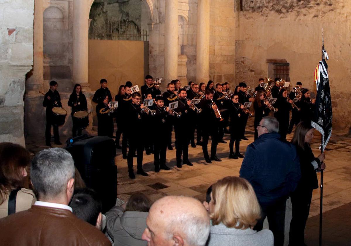 La banda de La Soledad, en plena actuación.