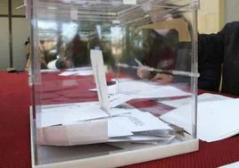 Una urna con papeletas en unas elecciones sindicales de la Junta.