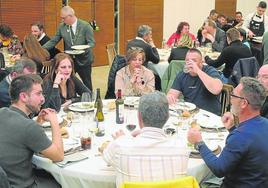 Grupos de comensales en un restaurante de Segovia.