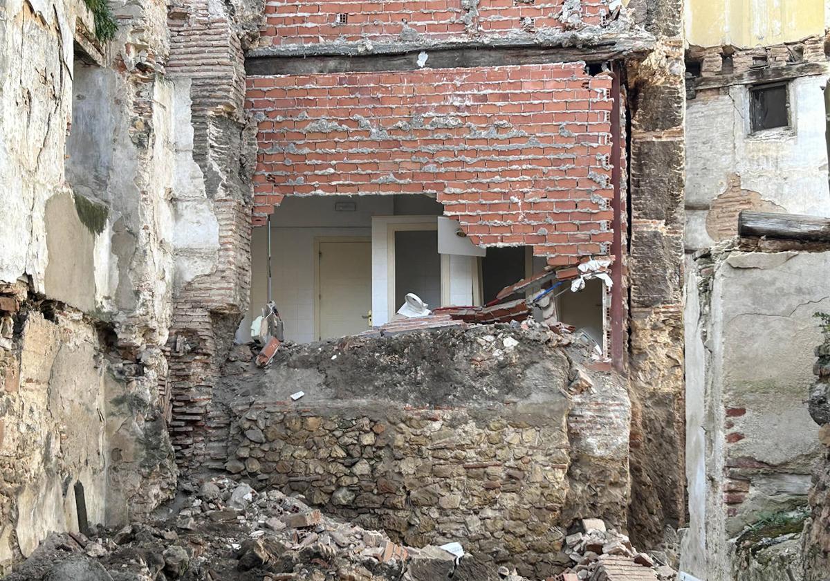 El derrumbe de la pared dejó al aire los váteres.