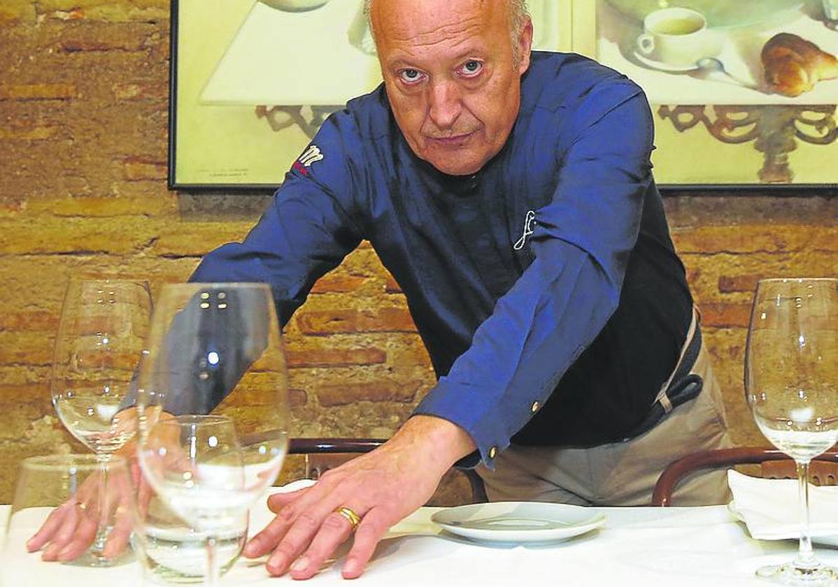 Javier del Álamo prepara una mesa en La Concepción.