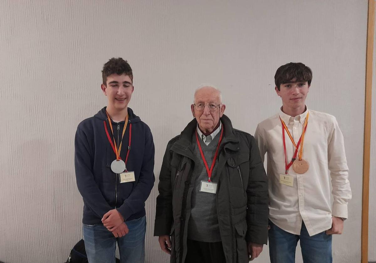 El salmantino Diego Alonso, el profesor y miembro de la comisión de olimpiadas de la Real Sociedad Matemática Española, Paco Bellot y el estudiante vallisoletano Fernando González