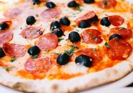 Pizza con pepperoni y olivas negras