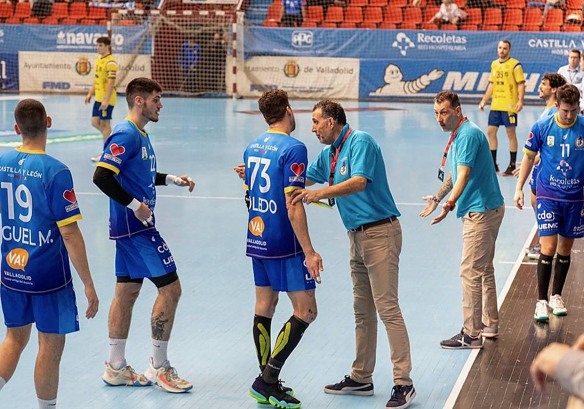 David Pisonero dando indicaciones a sus jugadores.