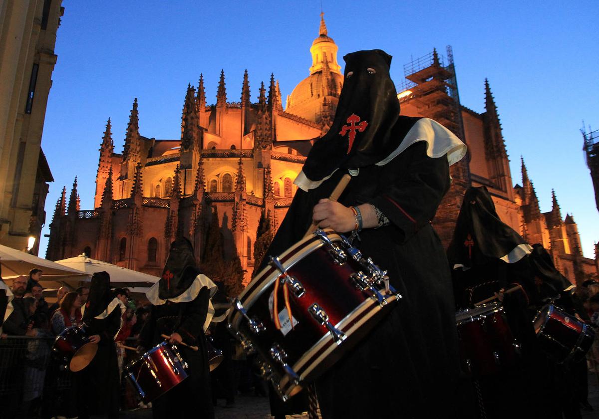 Procesión de los Pasos a su paso por la Plaza Mayor.