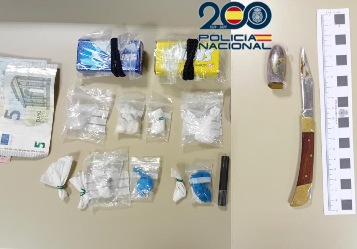 Droga y navaja intervenida por la Policía Nacional.