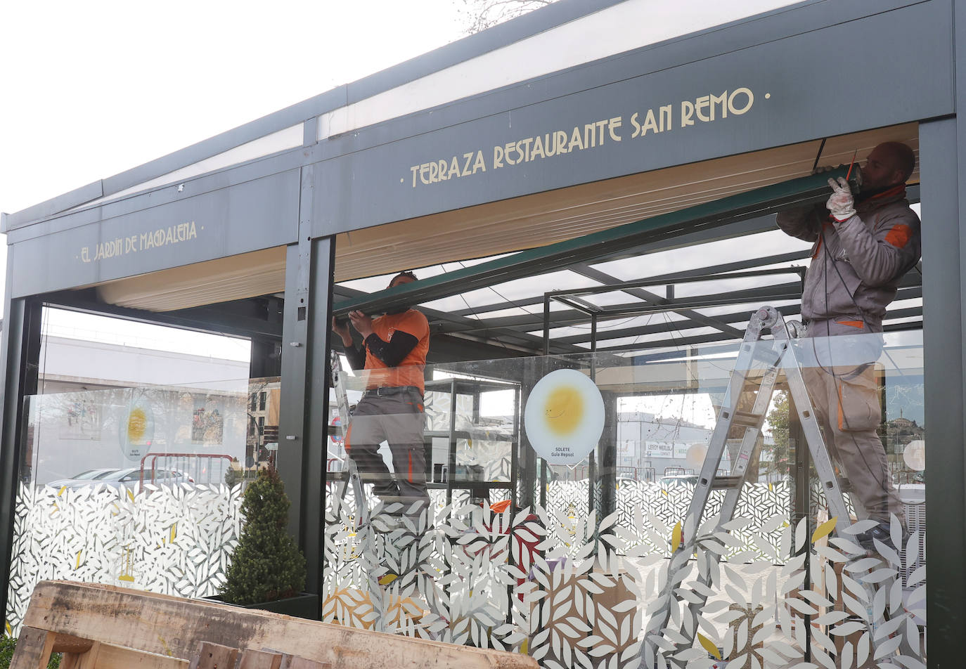 Así se retira la terraza del restaurante San Remo de Palencia