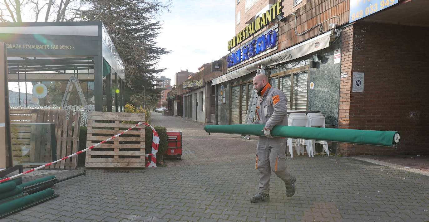 Así se retira la terraza del restaurante San Remo de Palencia