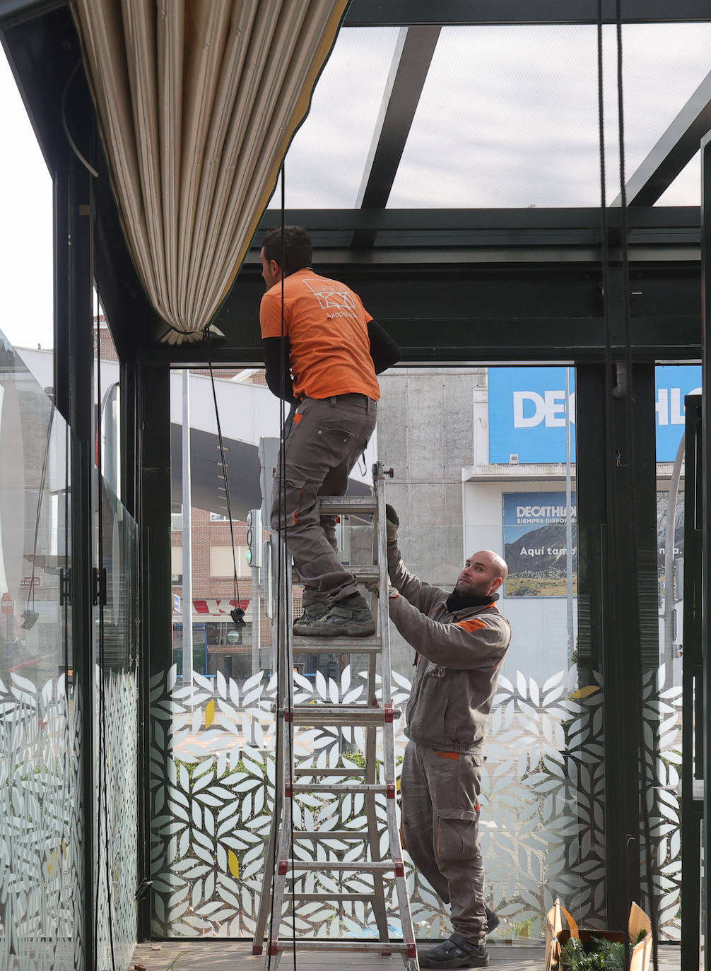 Así se retira la terraza del restaurante San Remo de Palencia