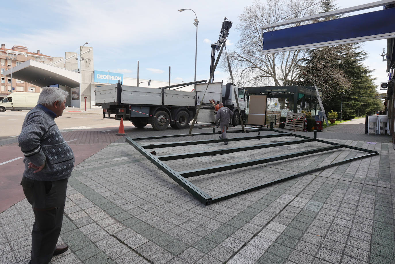 Así avanza la retirada de la terraza del San Remo en Palencia