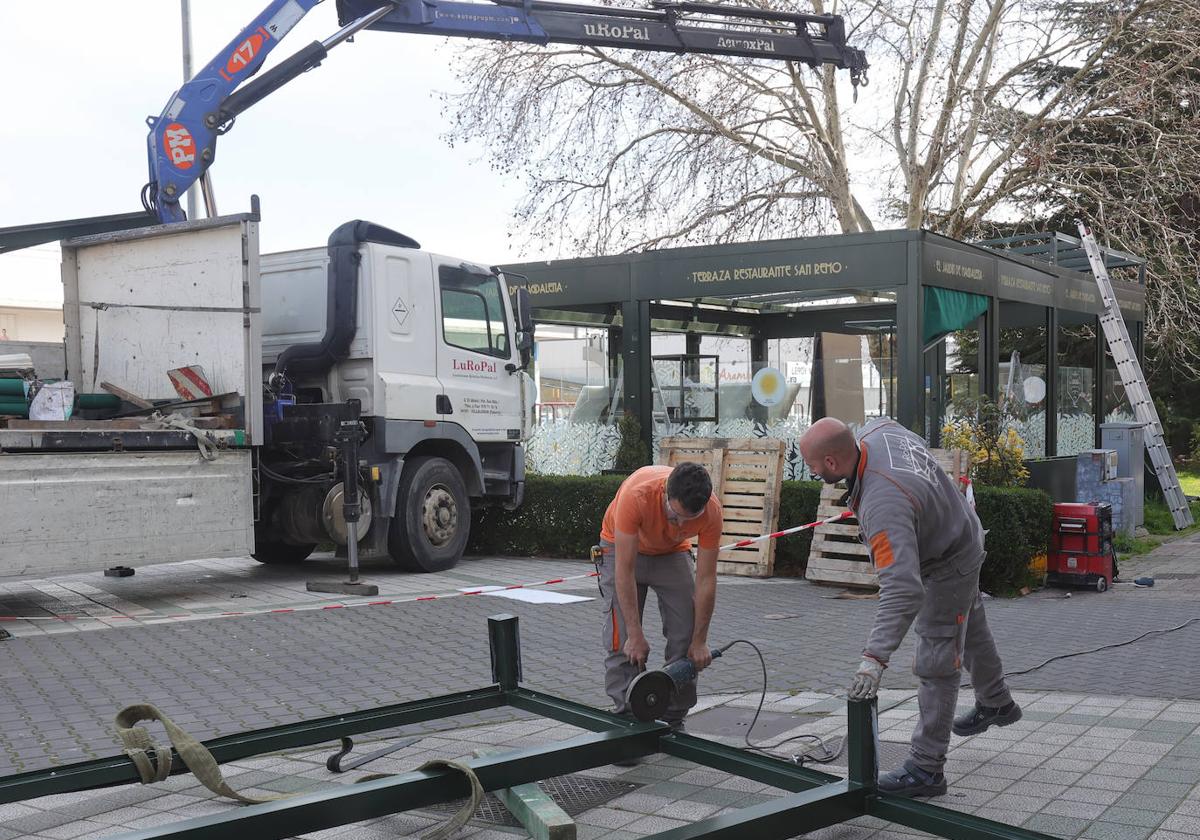 Así avanza la retirada de la terraza del San Remo en Palencia