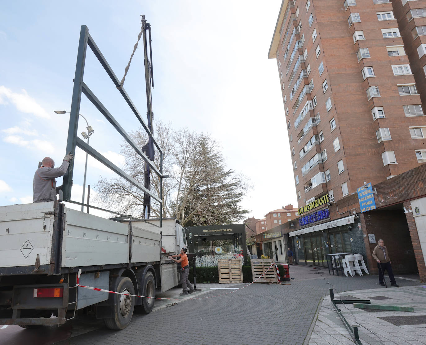 Así avanza la retirada de la terraza del San Remo en Palencia