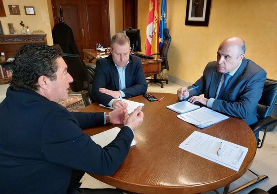 Reunión del subdelegado del Gobierno con el alcalde de Viana de Cega.