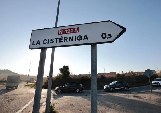 Carretera de acceso a La Cistérniga.