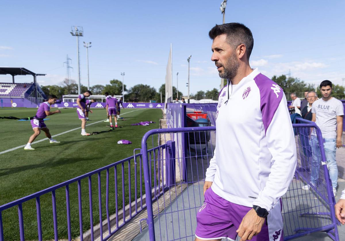 Paulo Pezzolano, en el entrenamiento del Real Valladolid: «¡Vamos arriba!»