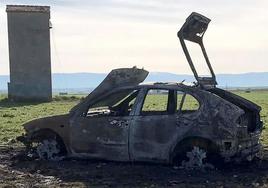 Uno de los coches calcinados cerca de la carretera entre Cantimpalos y Pinillos de Polendos.