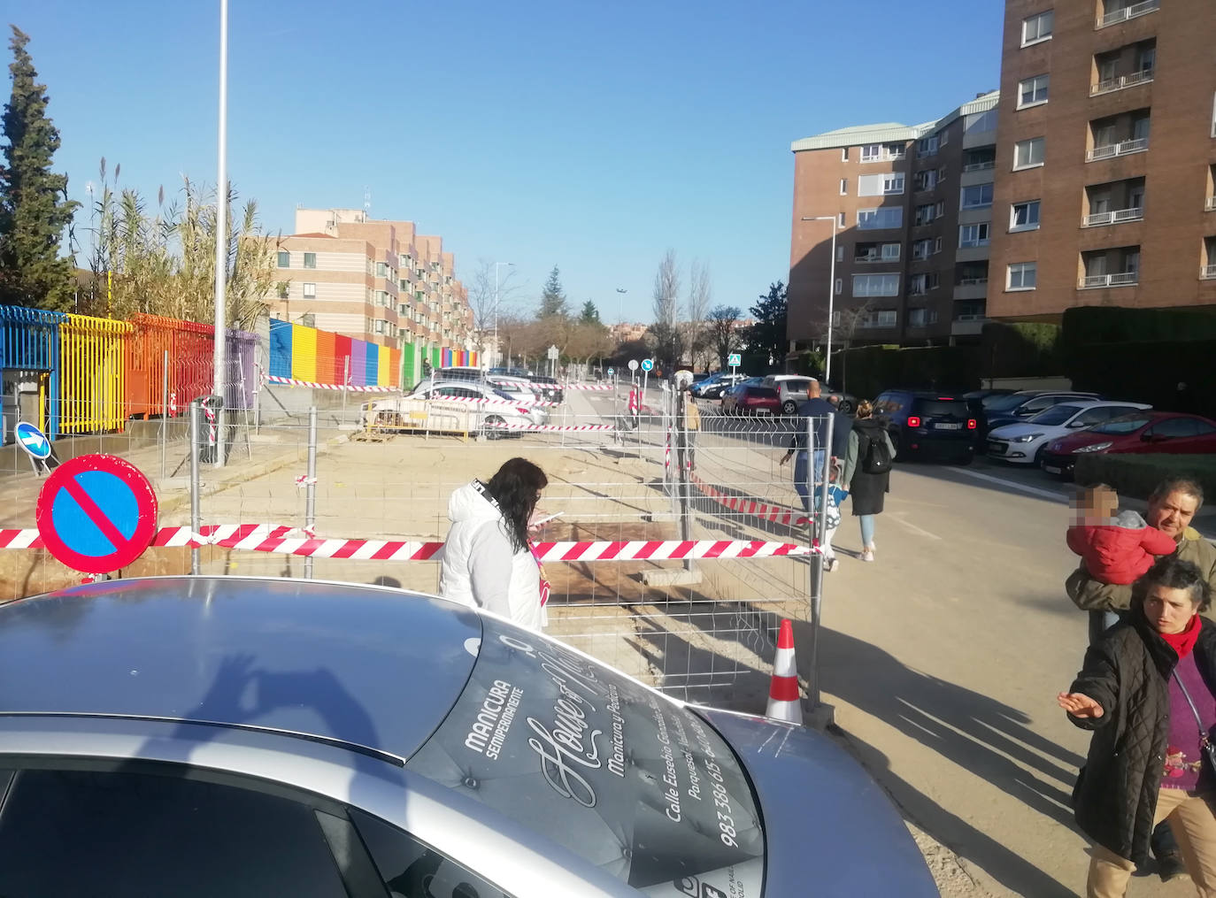 Una mujer para una coche que daba marcha atrás a la salida del colegio Marina Escobar a primera hora de la mañana (antes de la colocación de las vallas del pasillo peatonal).