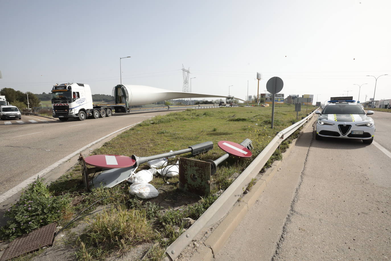 Tres camiones cargados con palas eólicas se atascan en la N-601 en Valladolid