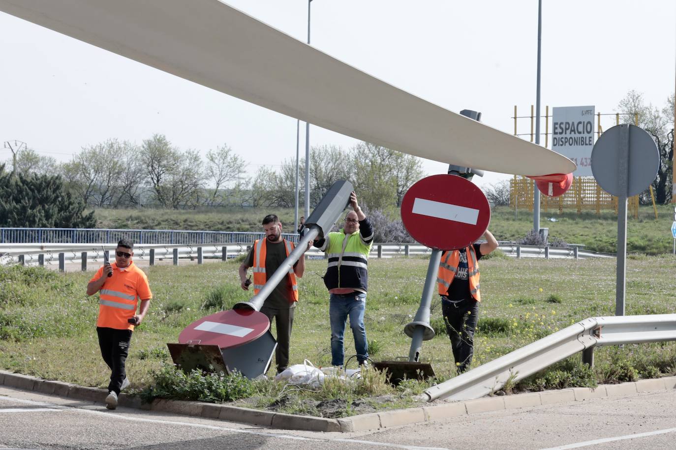 Tres camiones cargados con palas eólicas se atascan en la N-601 en Valladolid