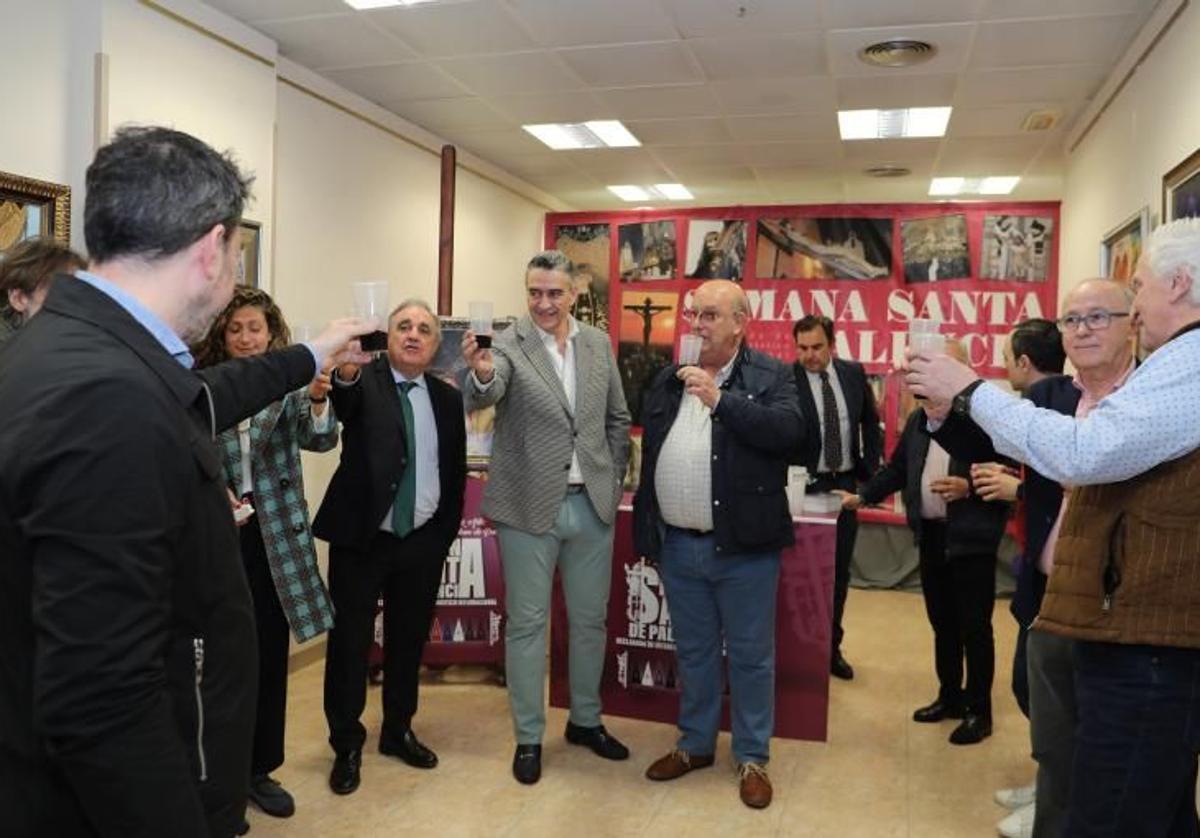 Representantes institucionales y de las cofradías brindan con limonada.