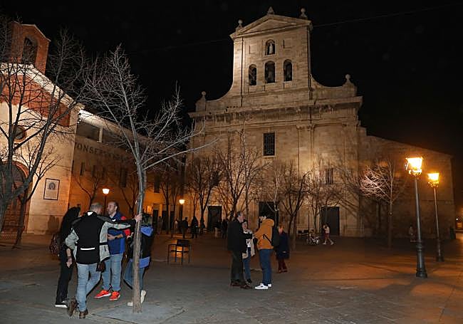 Varias personas, anoche en San Pablo, con la nueva iluminación.