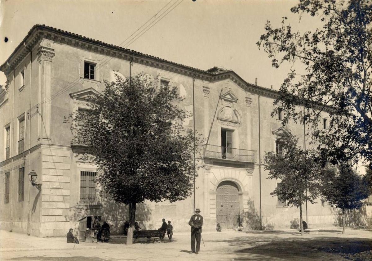 Imagen principal - Imágenes históricas de la calle de Chancillería y patio interior del palacio en los años 30 del siglo pasado.