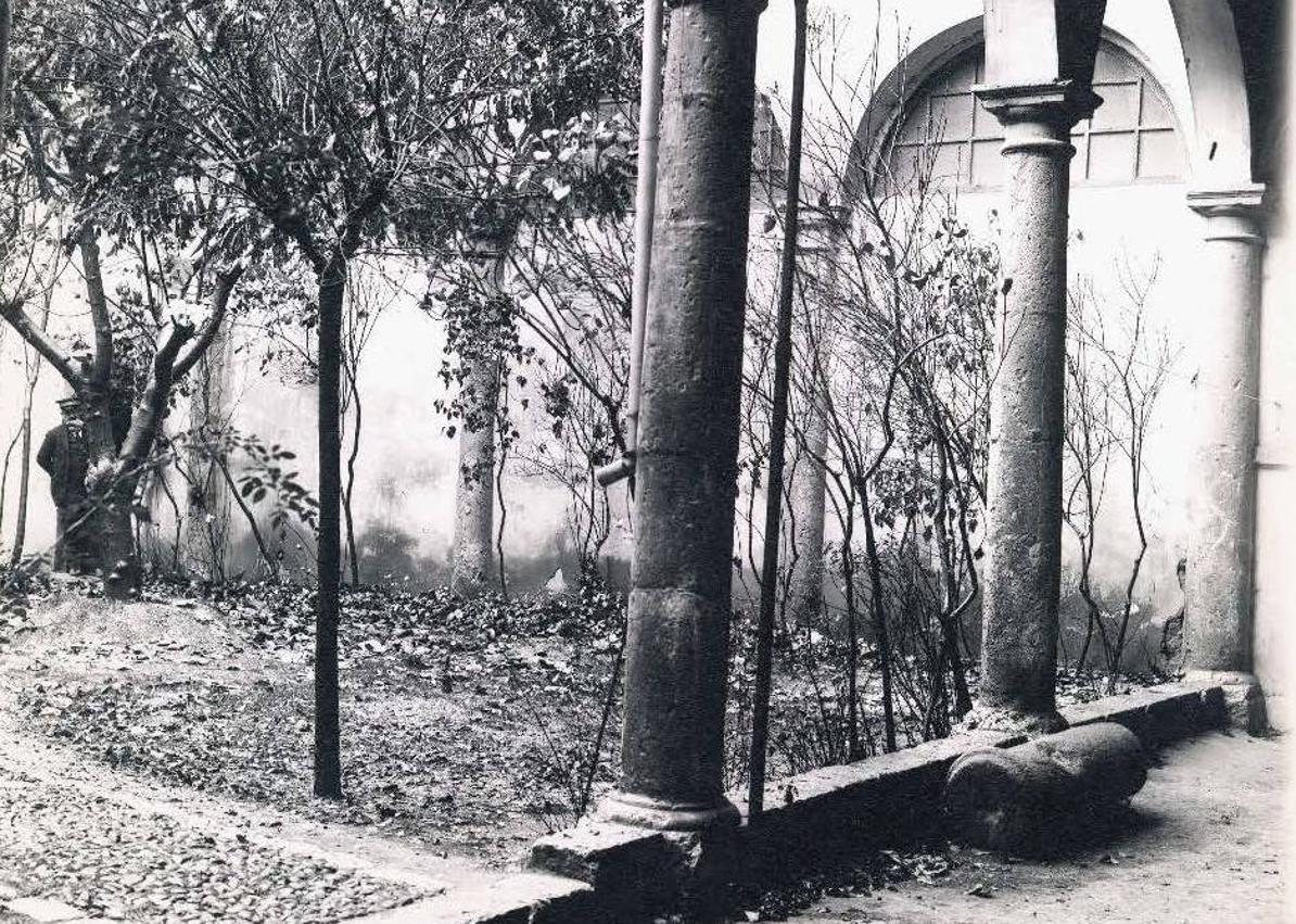 Imagen secundaria 1 - Imágenes históricas de la calle de Chancillería y patio interior del palacio en los años 30 del siglo pasado.