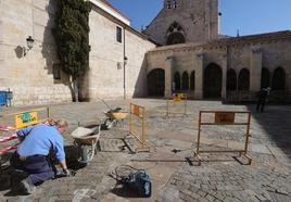 Reparación de adoquines en la plaza de San Francisco.