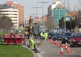 Los operarios pican el asfalto del paseo de Arco de Ladrillo para alinear la calzada.