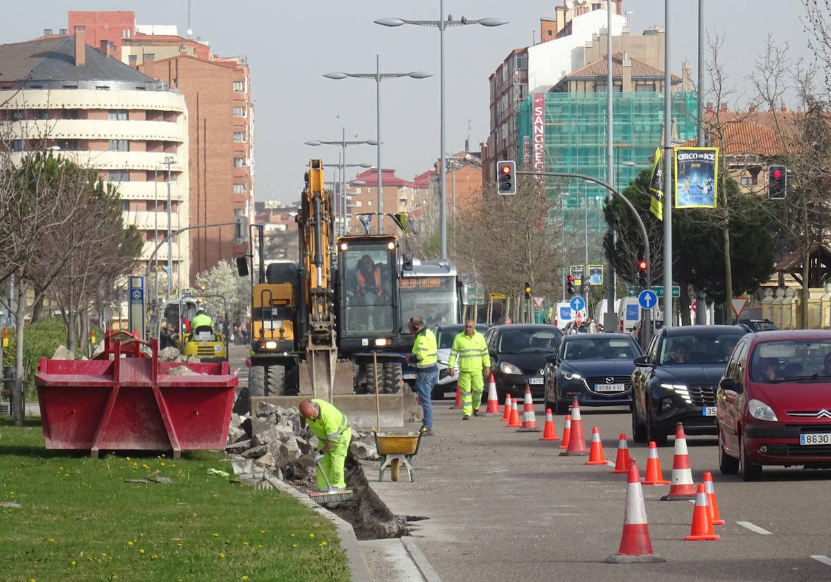 Los operarios pican el asfalto del paseo de Arco de Ladrillo para alinear la calzada.