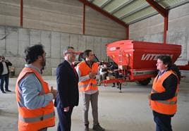 Gerardo Dueñas durante su visita este miércoles a Viterra Agrícola en Villaflores, Salamanca.