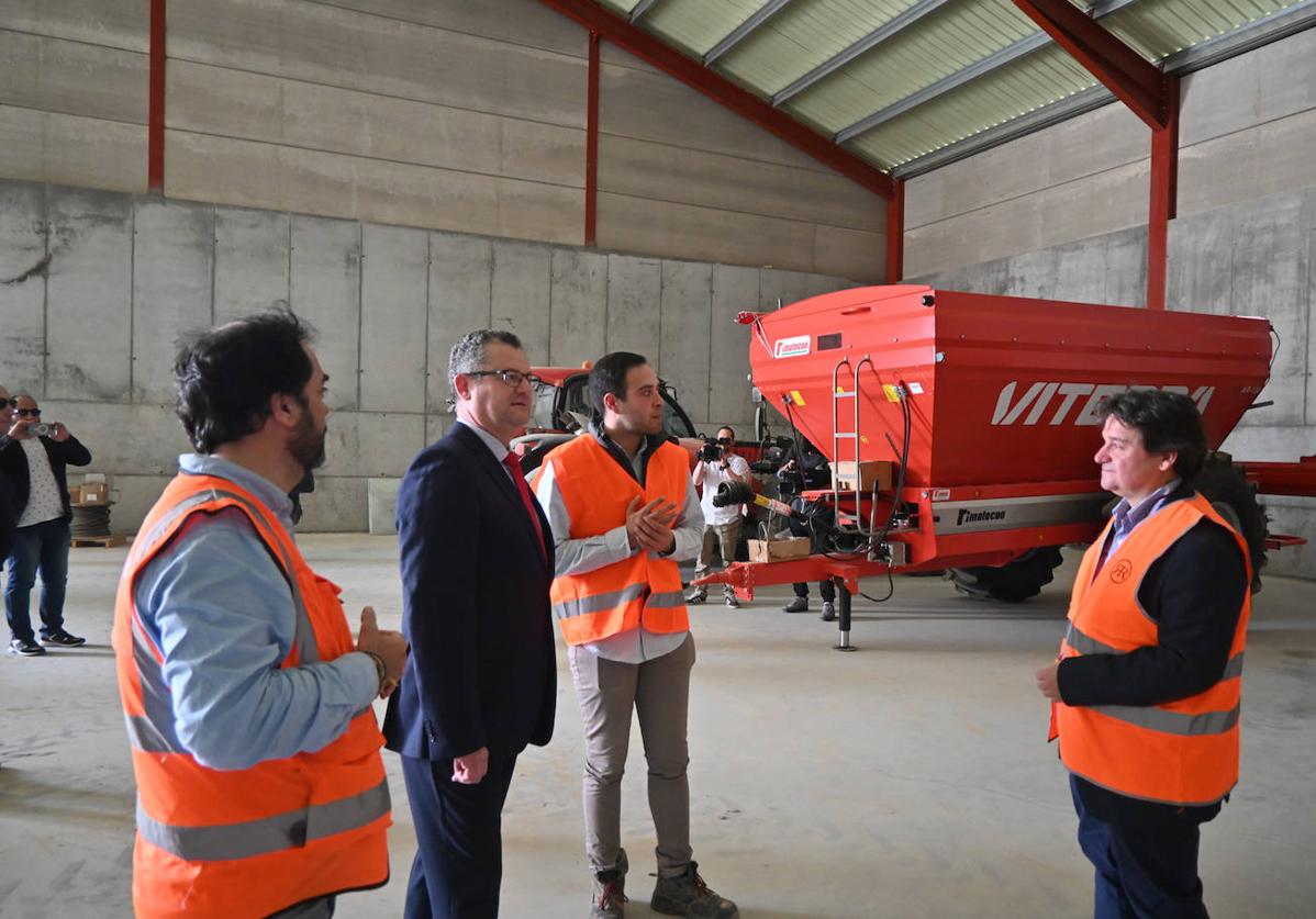 Gerardo Dueñas durante su visita este miércoles a Viterra Agrícola en Villaflores, Salamanca.