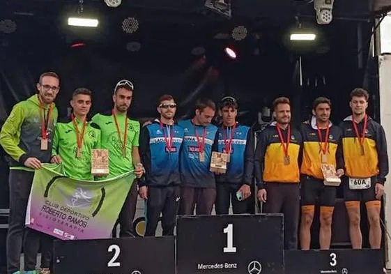 Los 3 equipos ganadores del Regional de Duatlón por Relevos posando con los trofeos.