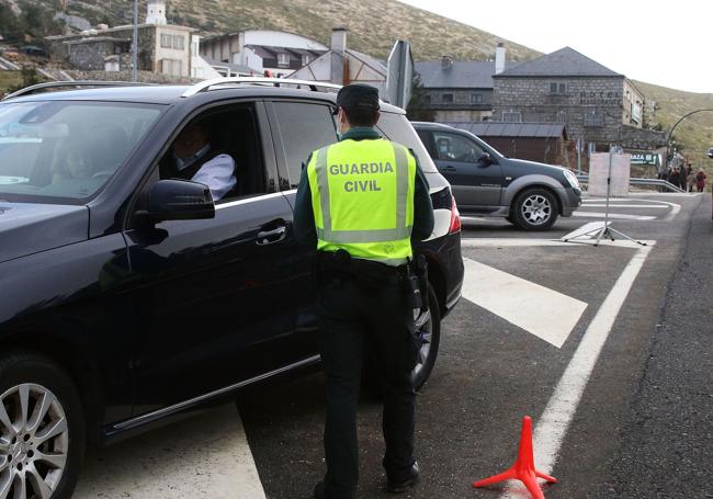 Control de la Guardia Civil en el alto de Navacerrada.