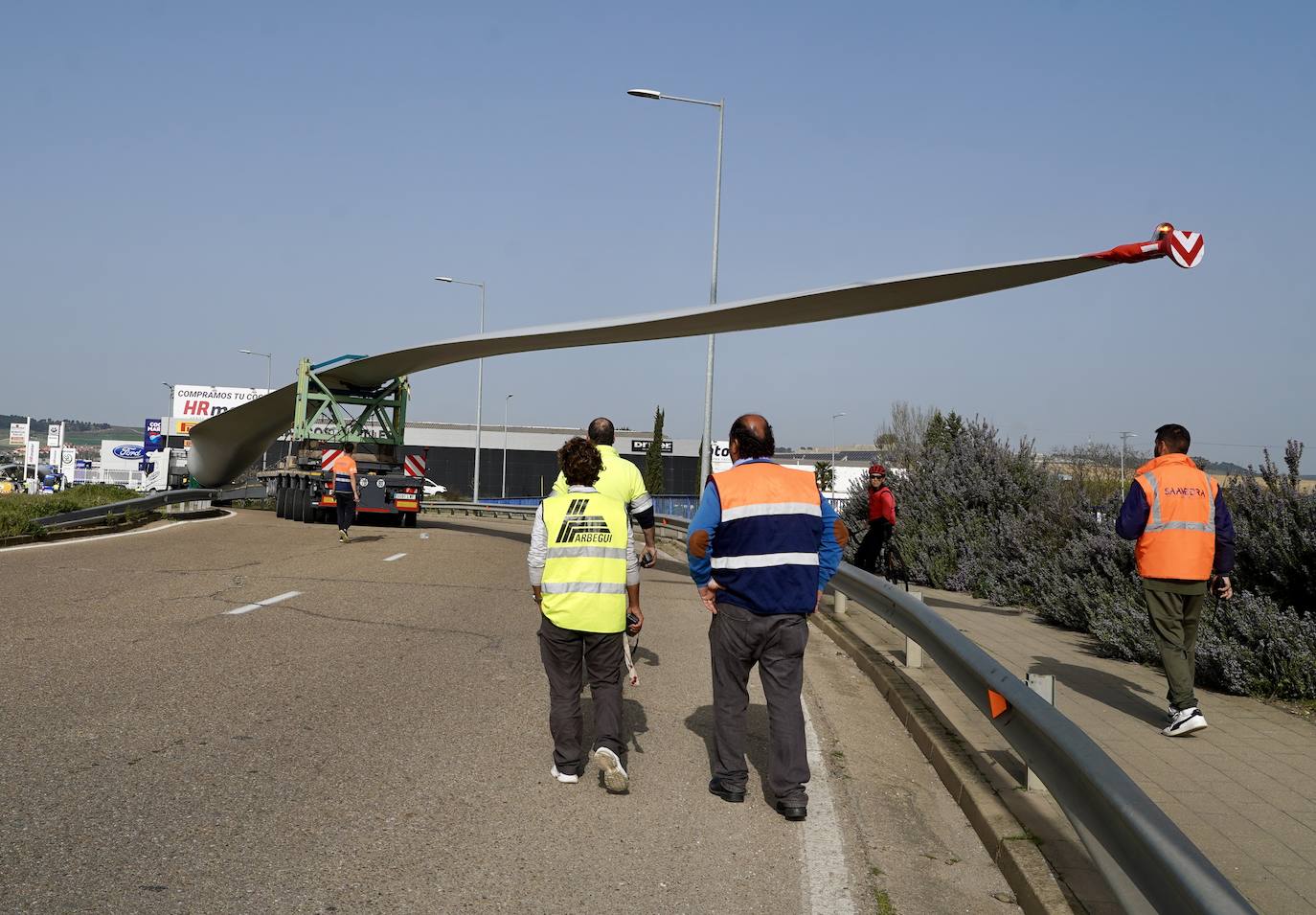 Tres camiones cargados con palas eólicas se atascan en la N-601 en Valladolid