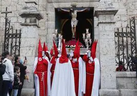 El Cristo de la Misericordia sale de la Compañía.