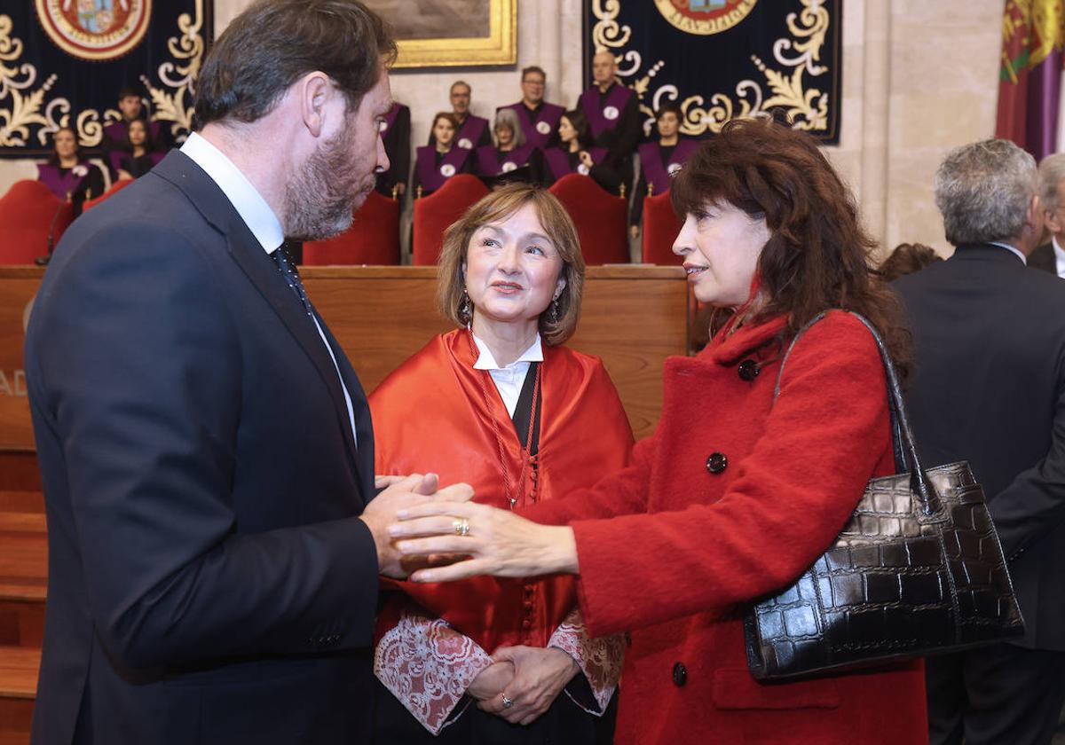 Carmen Vaquero, entre Óscar Puente y Ana Redondo durante la investidura como honoris causa de Josep Borrell.