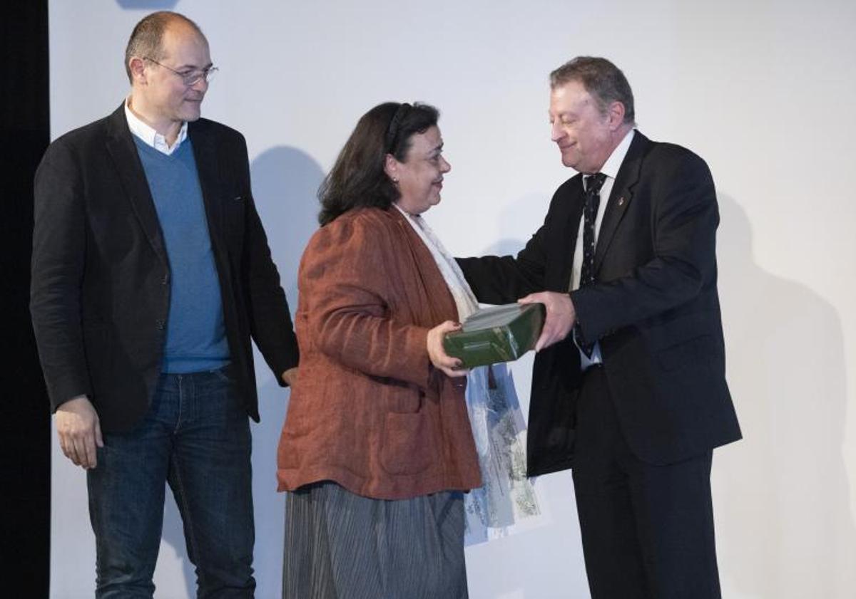 Imagen principal - Soledad Río, Jacinto Miguel y José Luis Gil recogen el diploma.