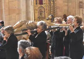 Cinco colectivos portan las tallas en La Arbolada, el Viernes Santo.