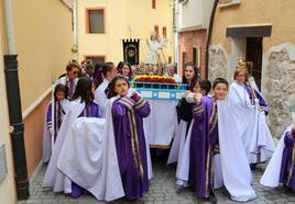 Los niños del Nazareno portan el Niño de Pascua.