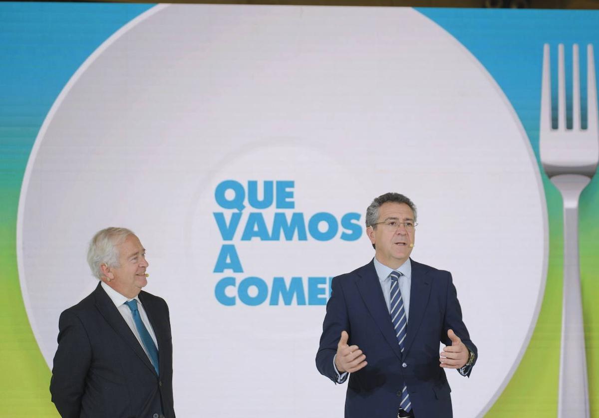 Eduardo Baamonde, presidente de Cajamar, a la derecha.