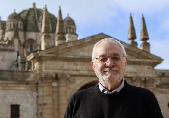 Luis Felipe Delgado de Castro, ante la catedral de su Zamora del alma.