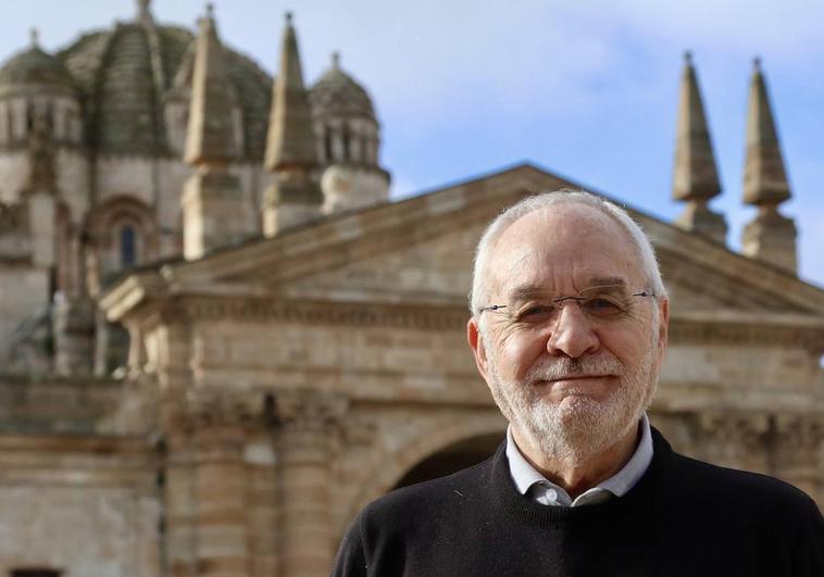 Luis Felipe Delgado de Castro, ante la catedral de su Zamora del alma.