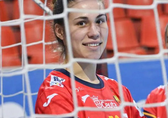 María O'Mullony posa con la camiseta de la selección española de balonmano.