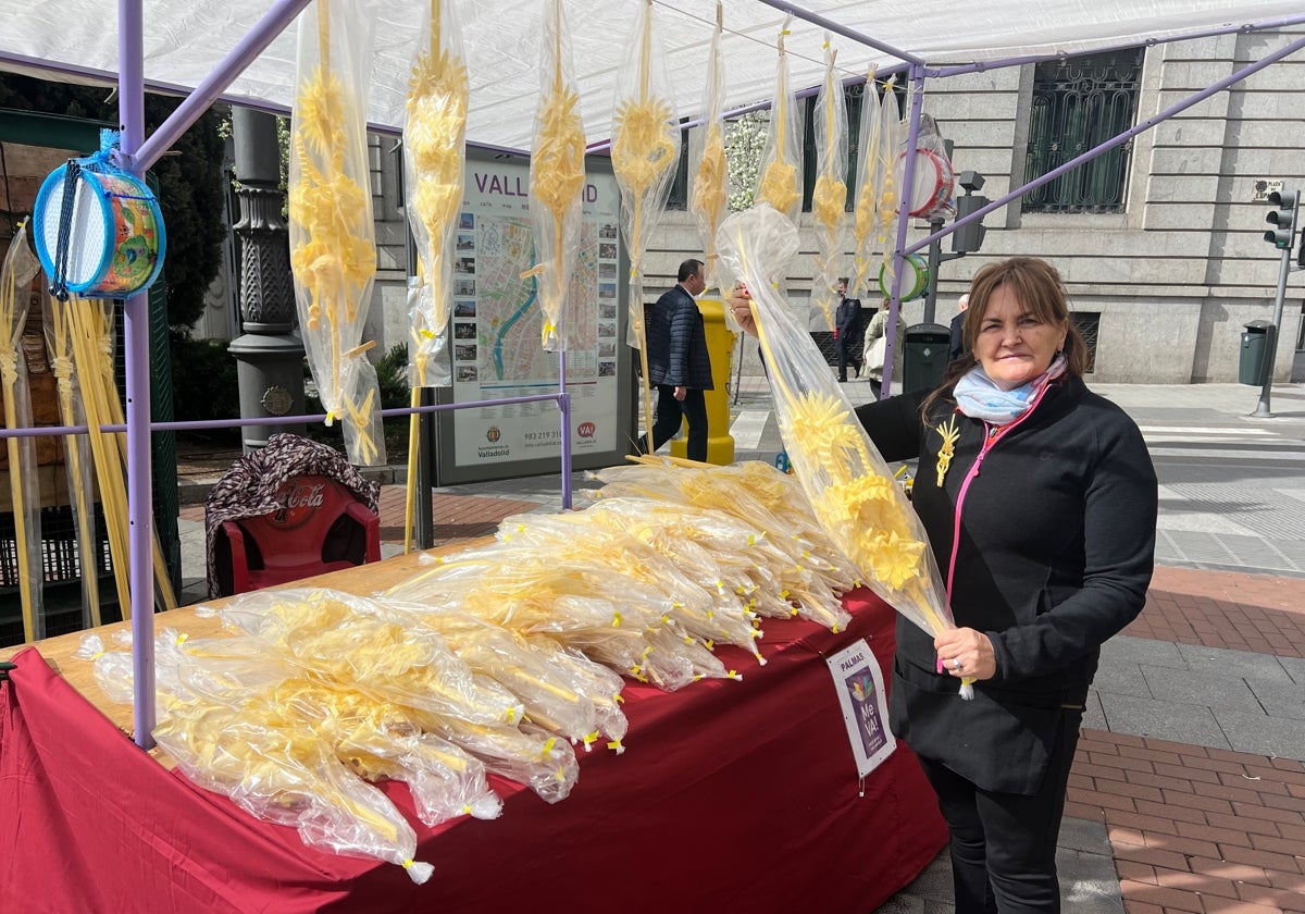 Teresa Redondo en su puesto de palmas ubicado en Plaza España.