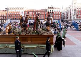 Procesión del Viernes Santo a su paso por la Plaza Mayor de Valladolid el año pasado.